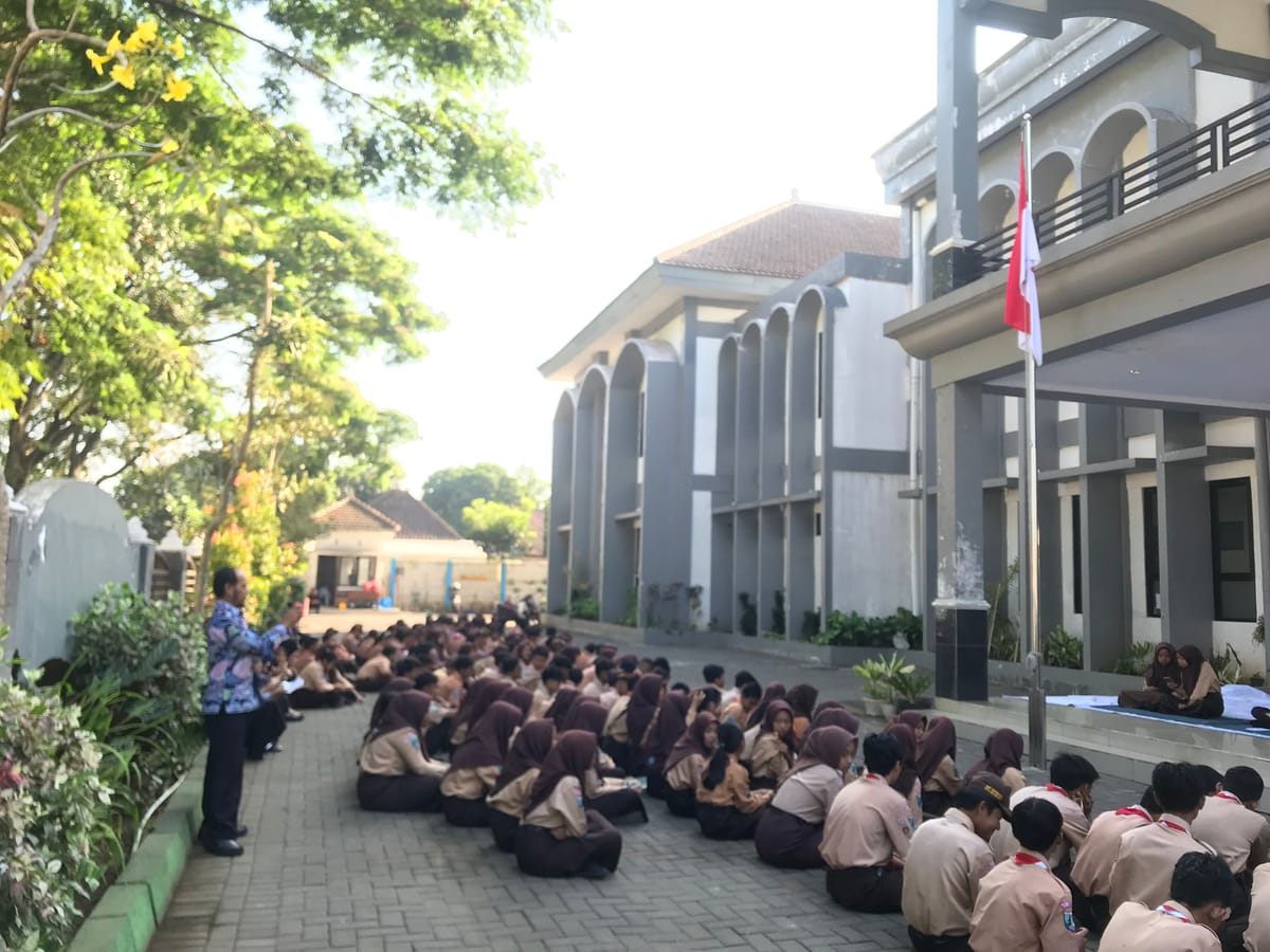 PEDULI SESAMA DAN PENINGKATAN KETAQWAAN (GIAT JUM'AT LEGI SMP NEGERI 29 MALANG)